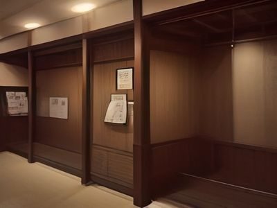 年轻用户在家中舒适地使用55thz社区功能与他人互动分享，展示社区互动场景，轻松愉快的氛围